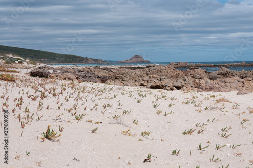Quadro su tela Sandy beach and rugged rock formations overlooking the Indian Ocean in Western A