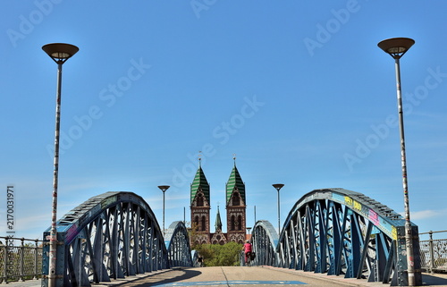 Blaue Brücke und Stühlingerkirche in Freiburg im Breisgau