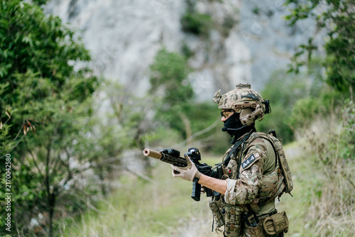 Obraz na plátne Armed outdoor soldiers in jungle on duty looking alert and prepared for tactical