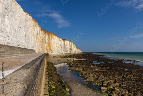 Foto Low tide at Friar's Bay on the Sussex coast near Peacehaven, with a blue sky ove