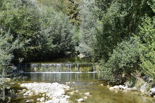 Konstfotografi Petite cascade d'eau dans la Sarine, rivière suisse qui traverse la région de la Gruyère en Suisse