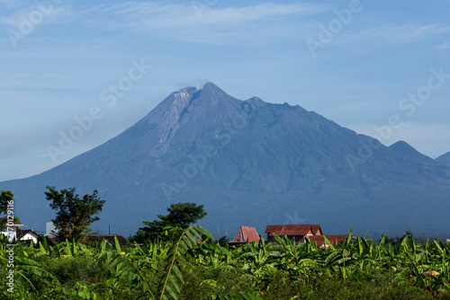 Принти на полотні A beautiful view of two volcanoes on a clear morning.