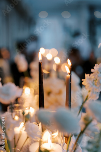Fotografie Romantic candlelit dinner table with white flowers