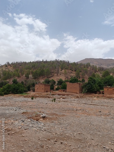Foto Traditional earthen houses in Imsfrane surrounded by the Atlas Mountains, Morocc