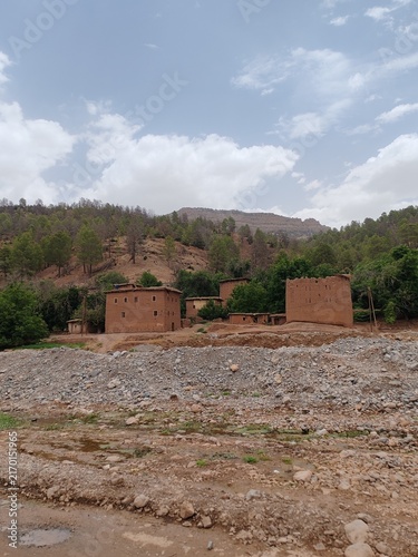 Foto Traditional earthen houses in Imsfrane surrounded by the Atlas Mountains, Morocc