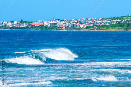 沖縄県北谷町砂辺沖合の波