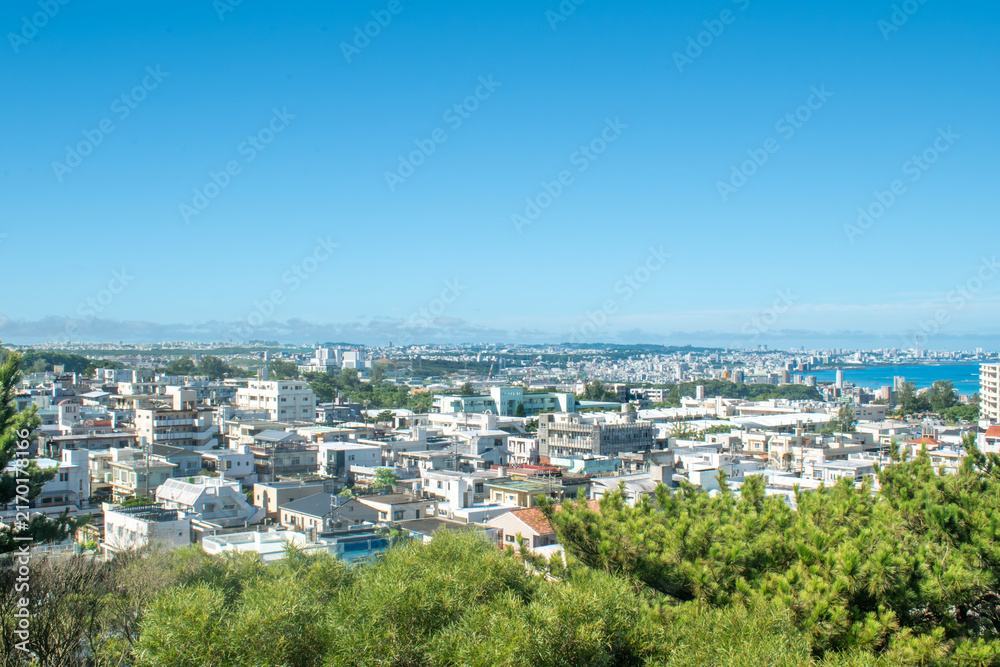Fototapeta premium 沖縄県北谷町桃原公園展望台からの眺め