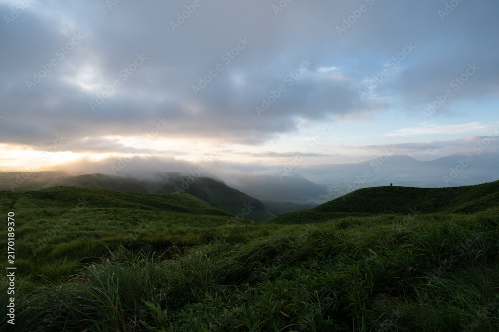 Fototapeta premium 大観峰から眺める北外輪山の草原と明け方の空