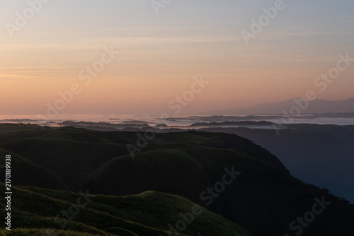 Obraz w ramie 大観峰から眺める北外輪山の山並みと夜明けの空