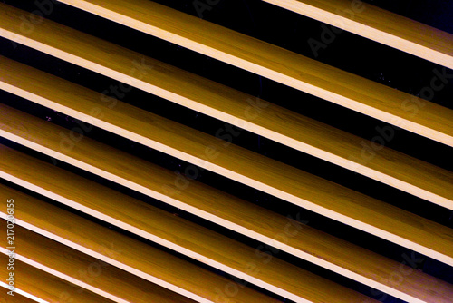 Cuadro en lienzo Close-up of diagonal wooden slats forming a modern architectural louvre pattern with dark gaps