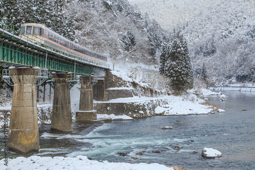 Canvas Print 凍つく第13宮川橋梁を雪煙を上げて駆け抜ける高山本線