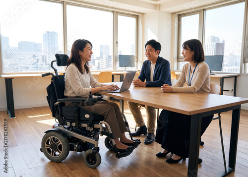 車椅子を利用する女性が参加するインクルーシブな職場のミーティング