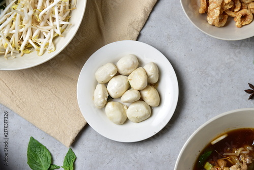 Obraz na plátne Traditional Thai boat noodles served in a bowl with tender noodles, rich and flavorful broth, meat or pork, meatballs, bean sprouts, and fresh vegetables