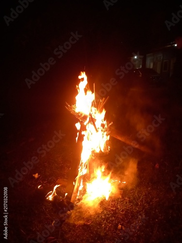 Api unggun di malam hari