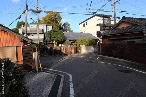 西日のあたる三叉路の家