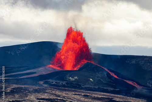 Cuadro en lienzo Distant lava fountain on a cinder cone across a wide volcanic landscape