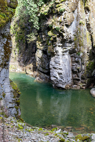 Foto Clear emerald water flowing through the steep granite rock cliffs of Coquihalla Canyon at Othello Tunnels in Hope, British Columbia