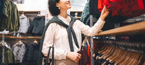 Canvas Print Happy asian woman shopping clothes in fashion shoping mall