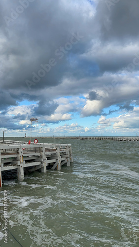 Fotografía Nieuwpoort, West-Vlaanderen, Belgium, Ocotber 25th, 2025, Choppy marina jetty un