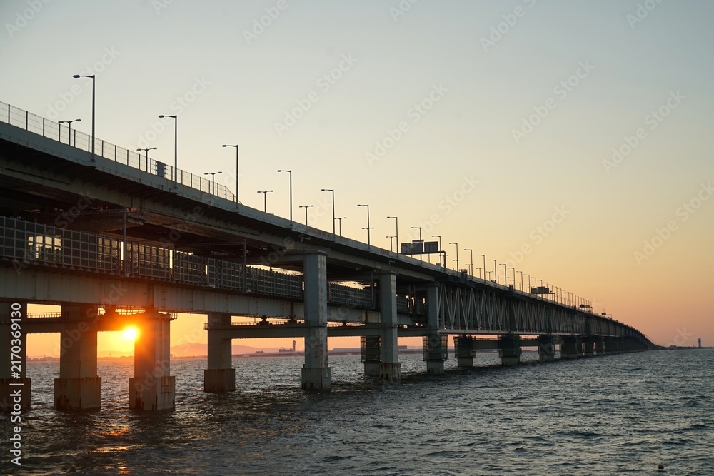 Fototapeta premium 夕陽と空港連絡橋と海