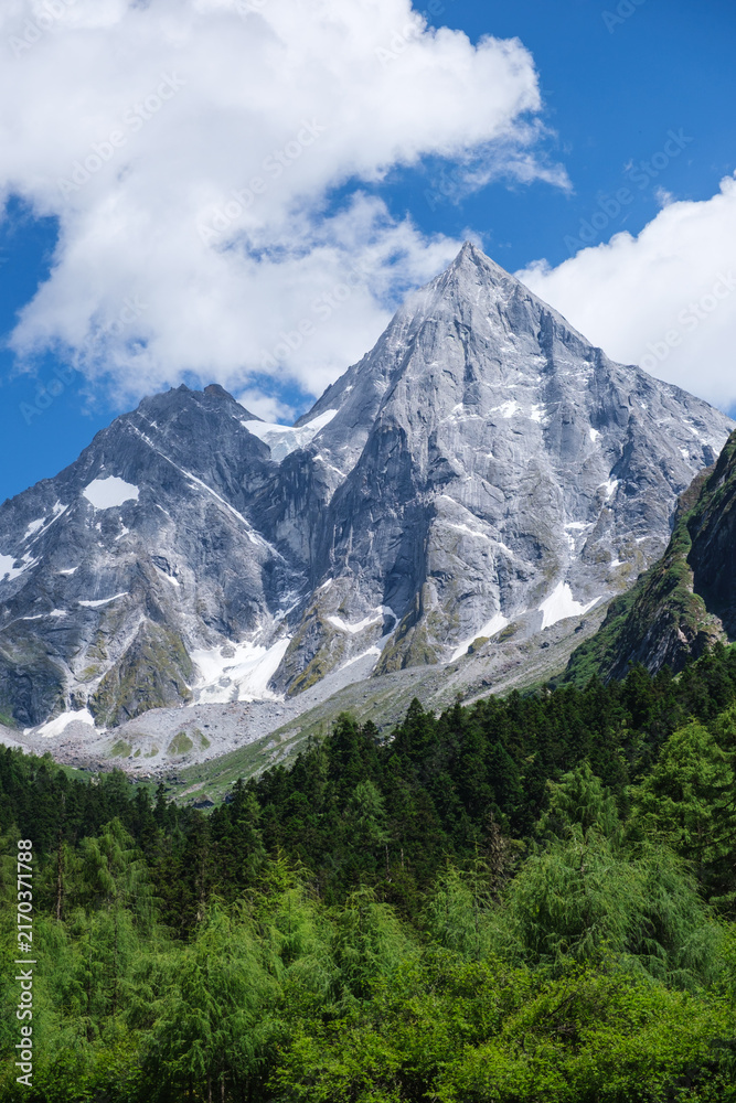 Naklejka premium Landscape of the four girls mountain range and greenery forest in Chengdu, China