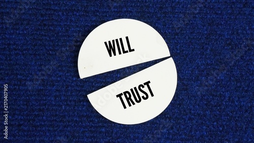 Foto The paper circle is divided in two with the words will and trust