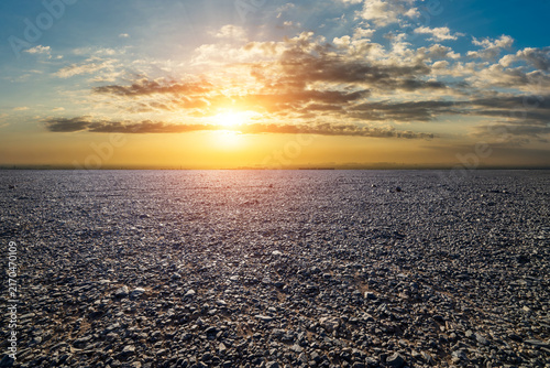 Quadro su tela Vast empty gravel desert under a dramatic sunset sky in Xinjiang, China