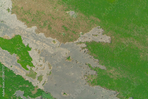 Fotografía Agricultural land degradation aerial view of soil erosion texture and dry earth