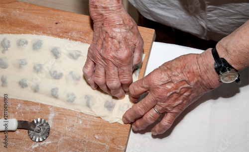 Canvastavla The hands of grandmother at backing