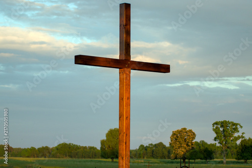 Obraz na płótnie Duży drewniany krzyż w przydrożnej wiejskiej kapliczce.