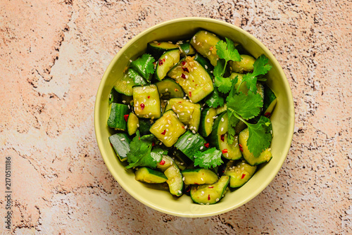 Foto Chinese smashed cucumber salad with sesame