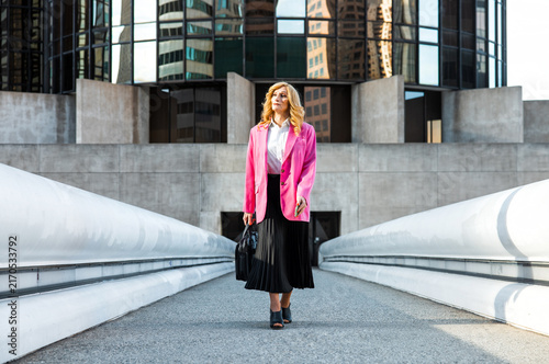 Foto Transgender business woman lifestyle moments in downtown, Los angeles