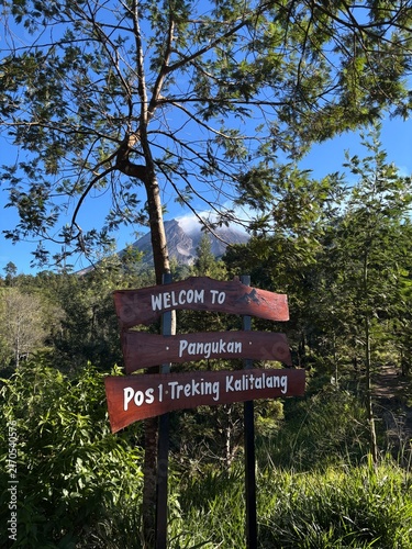 Fotografie direction sign on a hill kali talang