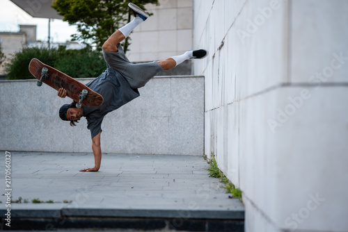 Canvastavla Skateboarder performing dynamic handplant trick on street background