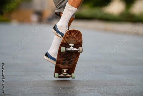 Cuadro en lienzo Skater performing active ollie trick on skateboard