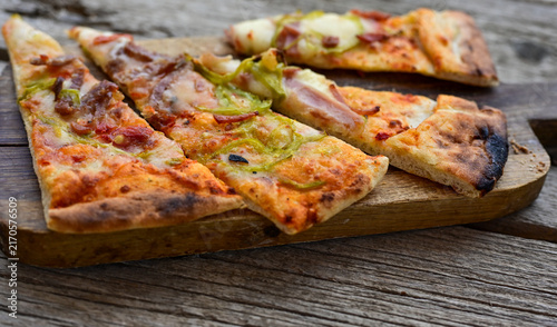 Foto Slices Tasty hot italian carbonara pizza with ham, bechamel sauce,mushroom,toma