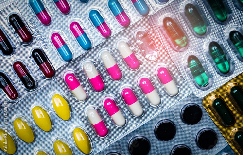 Cuadro en lienzo Tablets and capsule pills in blister packaging