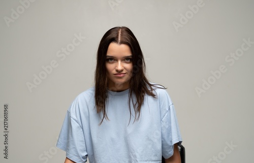 Foto Confident brunette woman giving a subtle smirk, looking powerful and self-assure