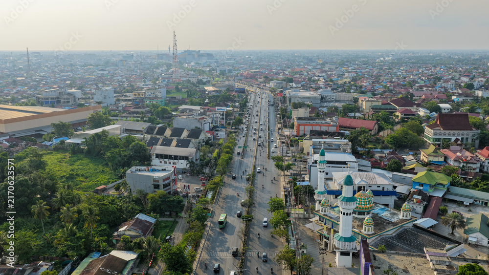 Fototapeta premium Bustling city streets and a mosque architecture seen from above in Banjarmasin, South Kalimantan