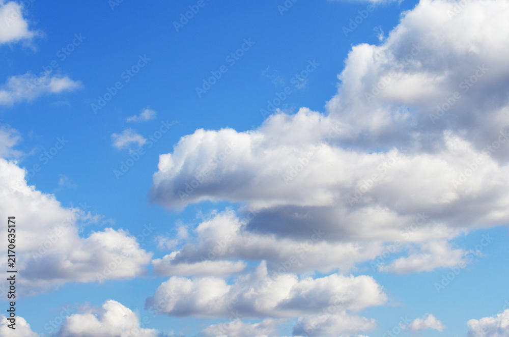 Obraz premium White clouds in blue sky