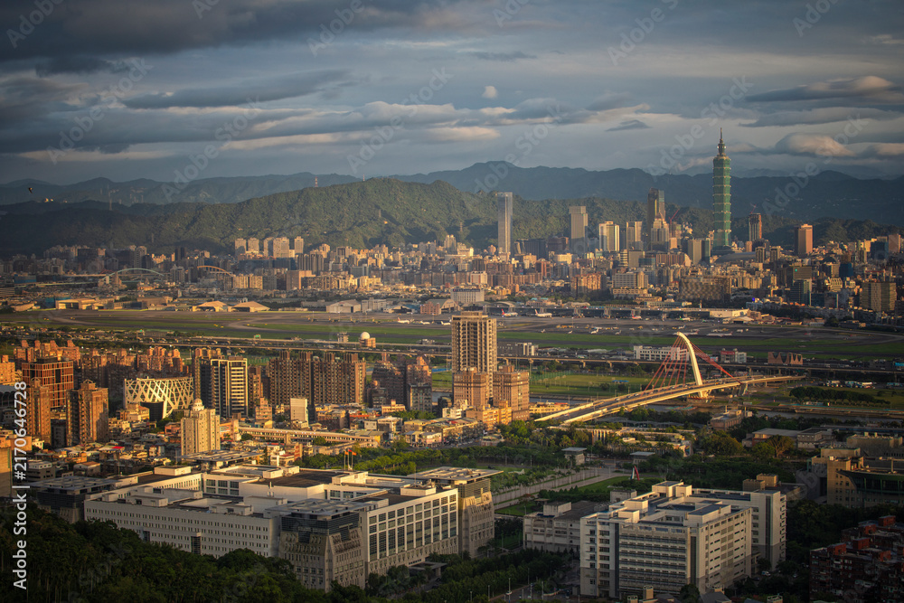 Obraz premium Overlooking Taipei from the mountain observation deck, Taiwan