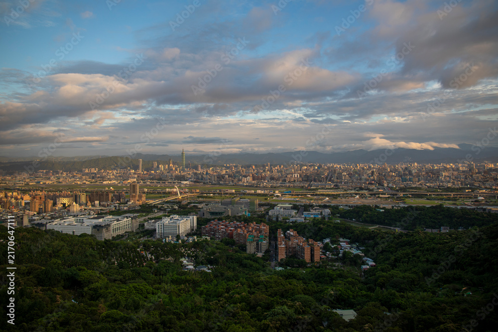 Fototapeta premium Overlooking Taipei from the mountain observation deck, Taiwan