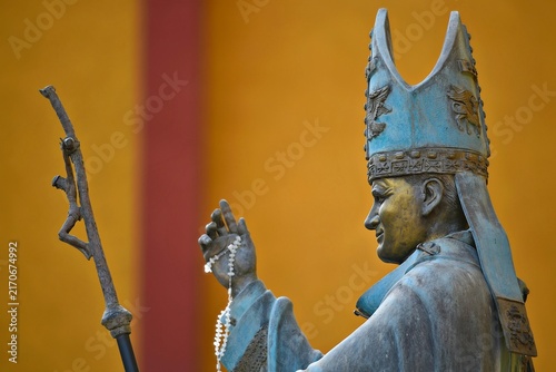Cuadro en lienzo Bronze statue of Pope John Paul II on the exterior of the Catedral Basílica Colegiata de Nuestra Señora de Guanajuato a World Heritage Site of Guanajuato in Mexico