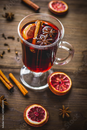 Cuadro en lienzo mulled wine with spices in cup on wooden background