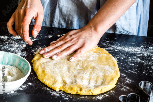 Foto cooking homemade cookies with hands on dark background