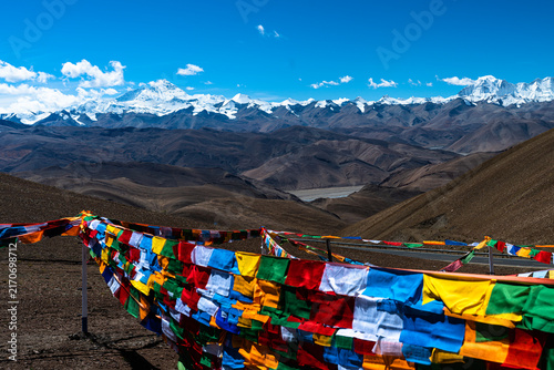 Obraz na plátně Colorful Tibetan prayer flags blowing in wind with snow covered Himalayan mounta