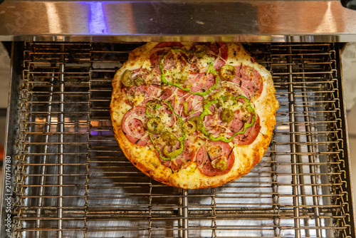 Obraz na płótnie Pizza pronta assada saindo do forno