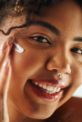 Fotografía Confident young african american woman showcasing her beauty routine at home