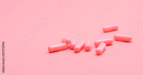 Canvastavla Pink pharmaceutical capsules on pink background for healthcare, prescription medicine, drug therapy, pharmacy marketing, biotechnology research, and medical product branding