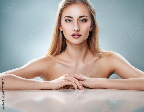 Foto Elegant Woman with Flawless Skin Posing in Studio, Beauty and Wellness Concept